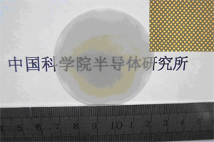 在MOCVD GaN模板上外延的厚膜GaN材料，生长速率达到260μm/hr。 